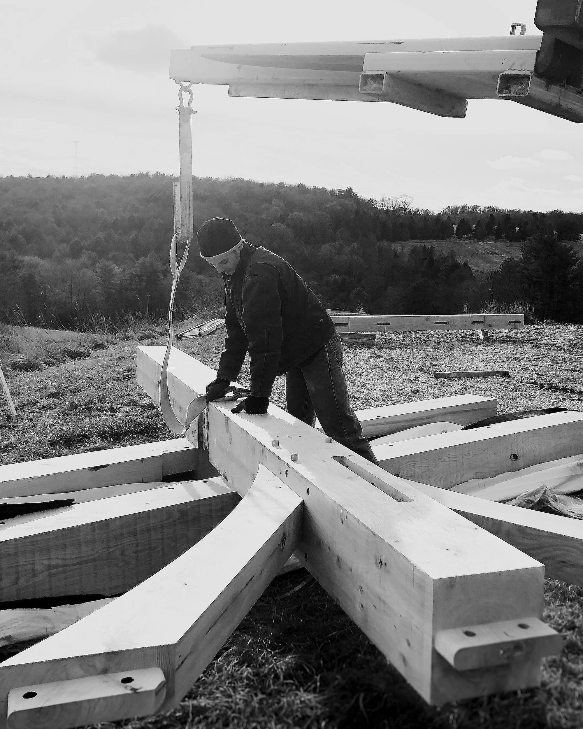 Rigging a sling on an assembled section before it goes up, black and white